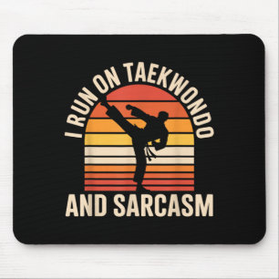 Ich laufe auf Taekwondo und Sarkasmus Lustiges Tae Mousepad