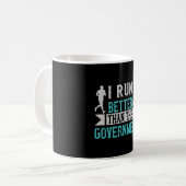 Ich laufe besser als die Regierung Kaffeetasse (Vorderseite Links)