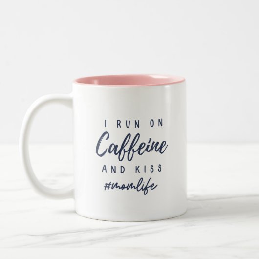 Ich laufe Coffein und küss #momlife Zweifarbige Tasse (Links)
