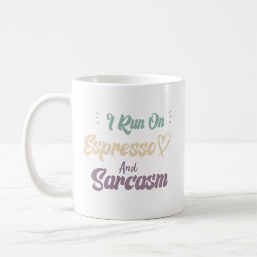 Ich laufe mit Espresso und Sarkasmus - lustiger Ka Kaffeetasse (Links)