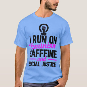 Ich laufe mit Feminismus, Koffein und sozialer Ger T-Shirt