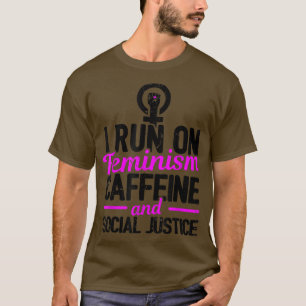 Ich laufe mit Feminismus, Koffein und sozialer Ger T-Shirt
