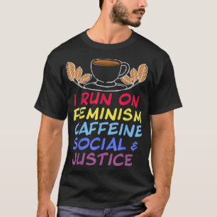 Ich laufe mit Feminismus Koffein und Sozialjustiz T-Shirt