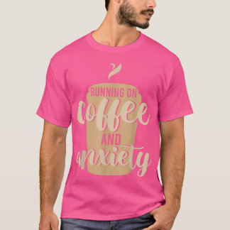 Ich laufe mit Kaffee und Ängsten lange Kaffee und T-Shirt