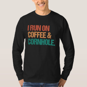 Ich laufe mit Kaffee und Cornhole-Sack-Toss-Tüten T-Shirt