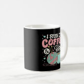 Ich laufe mit Kaffee und Garn - Lustiger Stricklie Kaffeetasse (VorderseiteRechts)
