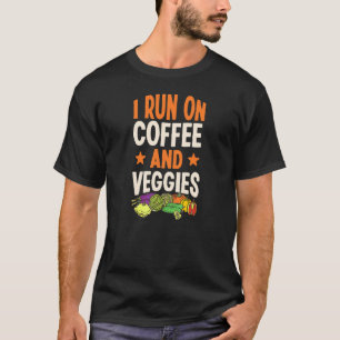 Ich Laufe Mit Kaffee Und Gemüse Salat Gurke Vegan T-Shirt
