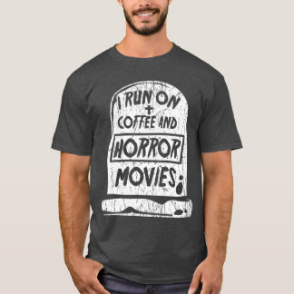 Ich laufe mit Kaffee und Horrorfilmen Fan lustiger T-Shirt