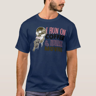 Ich laufe mit Kaffee und Horrorfilmen Junge T-Shirt