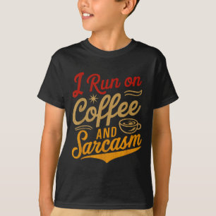 Ich laufe mit Kaffee und Sarkasmus - Lustiger Zita T-Shirt