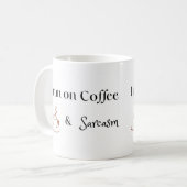 Ich laufe mit Kaffee und Sarkasmus, Lustiges Kaffe Kaffeetasse (Vorderseite Links)