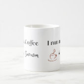 Ich laufe mit Kaffee und Sarkasmus, Lustiges Kaffe Kaffeetasse (Mittel)