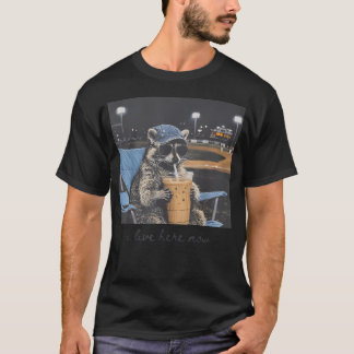 Ich lebe jetzt auf dem Ballfeld Süßer Waschbär Bas T-Shirt