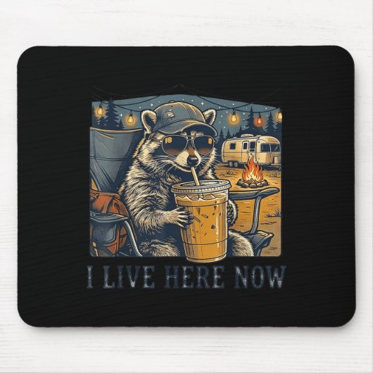 Ich lebe jetzt hier lustiger Waschbär-Camping Mousepad (Vorne)