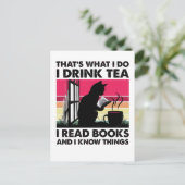 Ich lese Bücher und ich weiß Dinge Postkarte (Stehend Vorderseite)