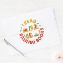 Ich lese verbotene Bücher mit großen Aufklebern