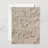 Ich LIEBE, DASS DU in Muscheln im Sand geschrieben Postkarte (Vorne/Hinten)