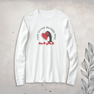 Ich liebe dich mehr! Süßer Pinguin und rotes Herz T-Shirt