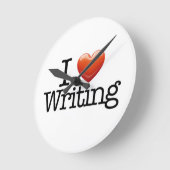 Ich Liebe, die die Uhr an der weißen Wand schrieb (Winkel)