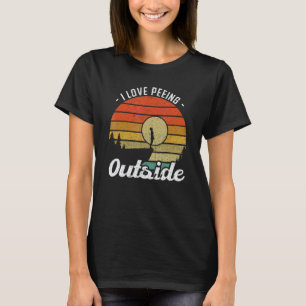 Ich liebe es, draußen zu pinkeln - Camper und Wand T-Shirt
