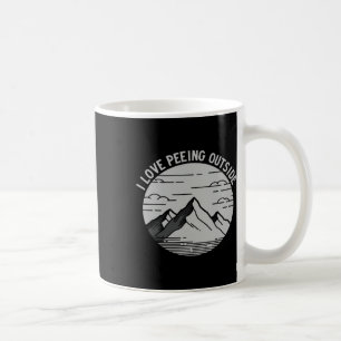 Ich liebe es, draußen zu pinkeln, zu wandern und z kaffeetasse