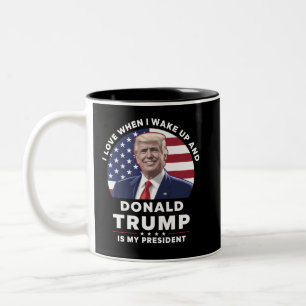 Ich liebe es, wenn ich aufwache und Donald Trump m Zweifarbige Tasse