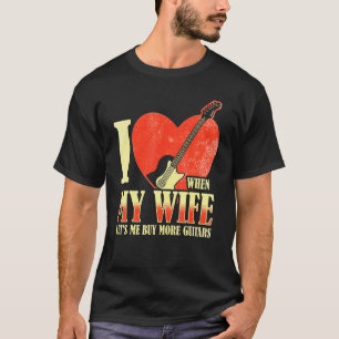 Ich liebe es, wenn meine Frau mich mehr Gitarren k T-Shirt