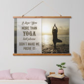 ICH LIEBE IHNEN MEHR... WANDTEPPICH MIT HOLZRAHMEN (Schlafzimmer)