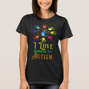 Ich liebe jemanden mit Autismus Puzzleteile Hände T-Shirt
