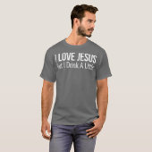 Ich Liebe Jesus, aber ich trinke ein bisschen. T-Shirt (Vorne ganz)