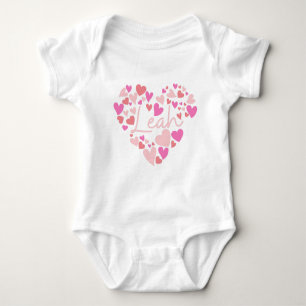 Ich Liebe Leah Herzen in rosa Baby Strampler
