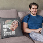 Ich Liebe mein Cougar Girlfriend Foto Boyfriend-Ge Kissen<br><div class="desc">Bringen Sie Spaß und Herz zusammen mit unserem 'I Liebe My Cougar' Funny Foto Boyfriend Gift Throw Kissen. Dieses lustige Design ist ein ideales Geschenk, ob Geburtstag, Geburtstag, Jubiläum, und ist perfekt für jeden Freund, der eine ältere Frau verabrede. Überraschen Sie ihn mit einem Geschenk, das über das normale hinausgeht...</div>