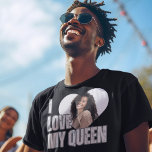 Ich Liebe mein Queen Heart Foto Boyfriend-Geschenk T-Shirt<br><div class="desc">Bringen Sie Spaß und Herz zusammen mit unserem 'I Liebe My Queen' Funny Foto Boyfriend Gift T - Shirt. Dieses lustige Design macht ein ideales Geschenk, ob Geburtstag, Jahrestag oder einfach nur eine spontane Geste der Liebe. Lass ihm, sein Herz am Ärmel zu tragen (ganz buchstäblich) und seine Verehrung mit...</div>