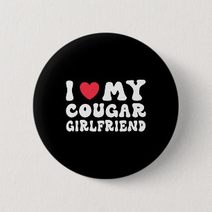Ich liebe meine Cougar-Freundin Herz Gf lustiger V Button