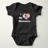 Ich Liebe meine Mommies LGBTQ Lesben Prix Custom F Baby Strampler (Vorderseite)