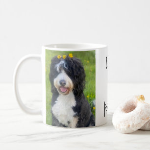 "Ich liebe meinen Opa! "Whimsical Hund im Gras Kaffeetasse