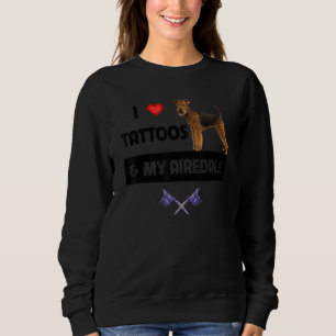 Ich liebe Tätowierungen und meinen Airedale Terrie Sweatshirt