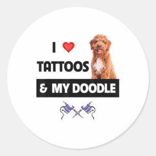 Ich Liebe Tattoos und mein Goldener Doodle Hund Runder Aufkleber
