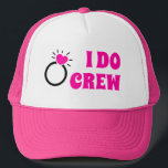 Ich mache Crew | Sie macht Crew Bachelorette Bride Truckerkappe<br><div class="desc">Retro-Typografie thematisierte Brautmädchen in den Siebzigern Design für cooles Brautparty,  Bachelorette Frühjahr Sommer-Party. Mit "I Do Crew" Botschaft,  lustige Bachelorette Brautzeitschrift Design mit rosa Herz Verlobung Ehering Ring. Moderne schicke Retro Bachelorette Mädchen Design.</div>