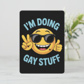 Ich mache Gay Stuff Meme Funny LGBTQ Pride Einladung (Stehend Vorderseite)