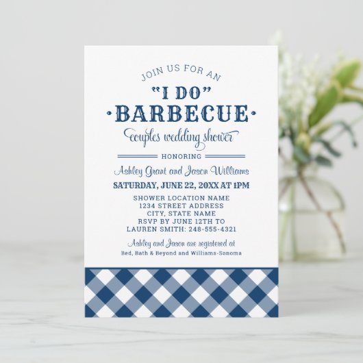Ich mache GRILLEN Navy Blue Gingham Wedding Couple Einladung (Stehend Vorderseite)