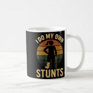 Ich mache meine eigenen Stunts Mädchen gebrochenes Kaffeetasse