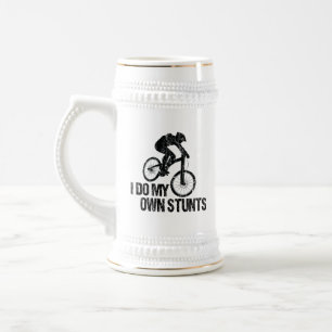 Ich mache meinen eigenen Stunts-Abfahrts-Biken-Fun Bierglas
