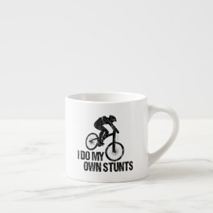 Ich mache meinen eigenen Stunts-Abfahrts-Biken-Fun Espressotasse