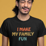 Ich mache meinen Familienspass T-Shirt<br><div class="desc">Ich mache meiner Familie Spaß. Ideal für Ehemann,  Vater,  Mutter,  Papa,  Männer,  Frauen,  Väter,  Mütter,  Mama,  Schwester,  Geschwister,  Eltern,  Clown in der Familie,  Kinder,  Baby und alle Familienmitglieder. Farbenfrohe Worte in Orange,  Grün/Blau und Beige verfeinert. Kompliment,  Motivation und Inspiration.</div>