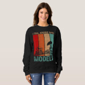 Ich mache mich mit Modellen um den Retro-Train-Tra Sweatshirt (Vorne ganz)