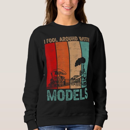 Ich mache mich mit Modellen um den Retro-Train-Tra Sweatshirt (Vorderseite)