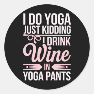 Ich mache Yoga, nur im Scherz, ich trinke Wein in  Runder Aufkleber