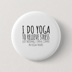 Ich mache Yoga, um Stress abzubauen Kaffee Spruch Button