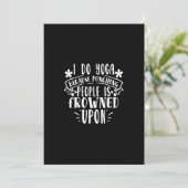 Ich mache Yoga, weil das Stanzen von Leuten missbr Einladung (Stehend Vorderseite)